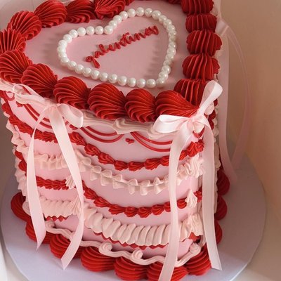Galentines day Cake💕 (Serves 6-8)