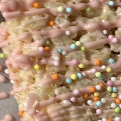1 Medium Square Rice Krispie Treat 
