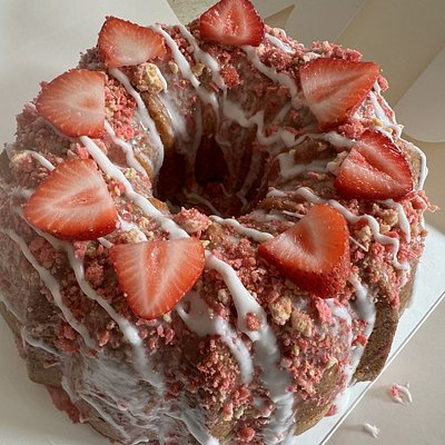 Strawberry and Cream Crunch Pound Cake 