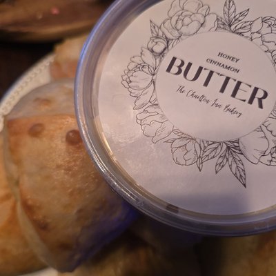 PRESALE 6 Jumbo Yeast Rolls And Cinnamon Honey Butter 