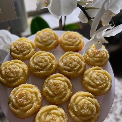 Almond Cake Rose Minis