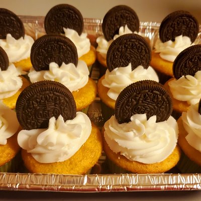Half Dozen Cookies And Creme Cupcakes 