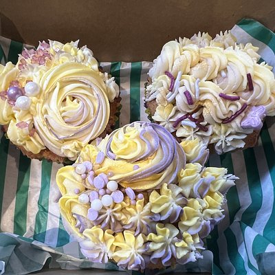 Cafe Lemon And Elderflower Cupcakes