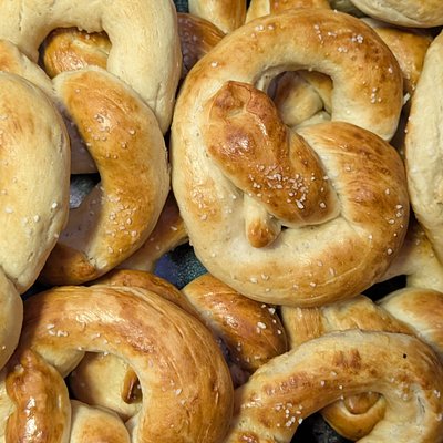 4 Pack Soft Pretzels With Cheese Dip 