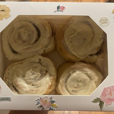 4 Pack Of Jumbo Cinnamon Rolls 