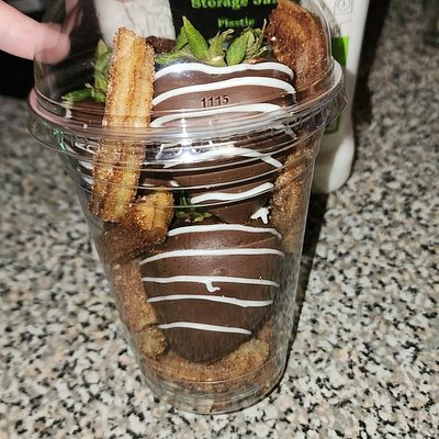 Vaso De Fresa Con Chocolate Y Churros 