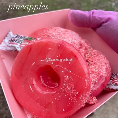 5 Strawberry Creme Savors Pineapples (NO EXTRA-TOPPING/CHARGES/ FLAVOR) extra creme Savor Candy Included If Available)