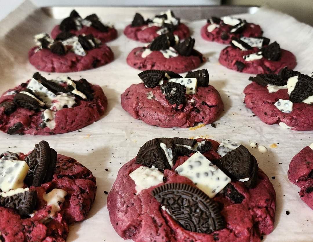 Xl Red Velvet Oreo Cookies And Cream (Dozen)