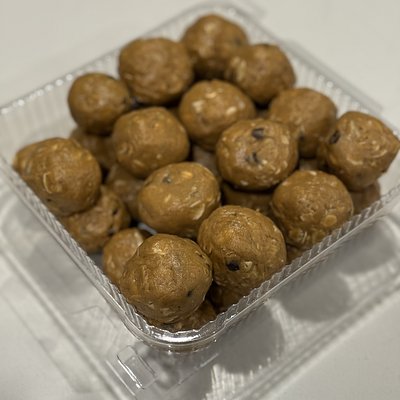 Peanut Butter Chocolate Chip Oatmeal Protein Balls