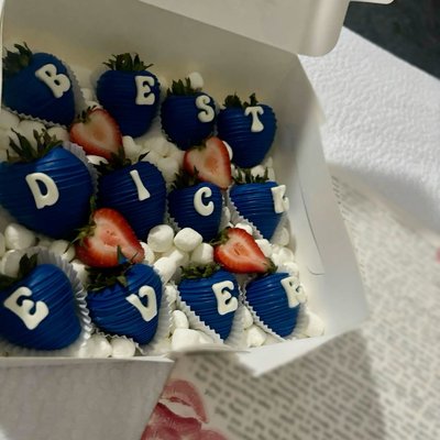 FREAKY FULL DOZEN CHOCOLATE COVERED STRAWBERRIES 🍓😏