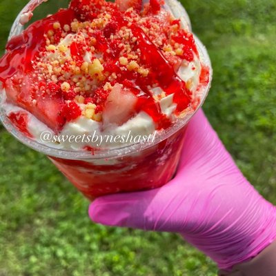 Strawberry Crunch Flavor W/cake : 16oz Cheesecake Cup