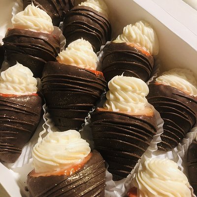 Cheesecake Filled Dipped Strawberries 