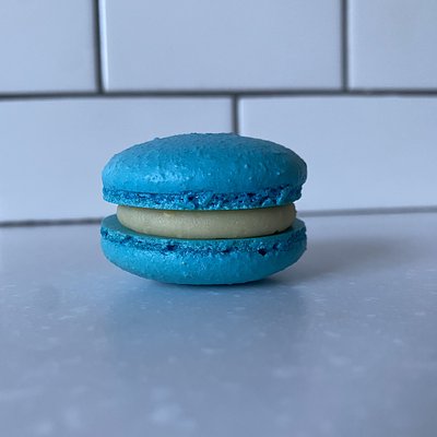 Caramel Popcorn Macaron