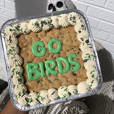 8” CHOC CHIP COOKIE CAKE (in tray)