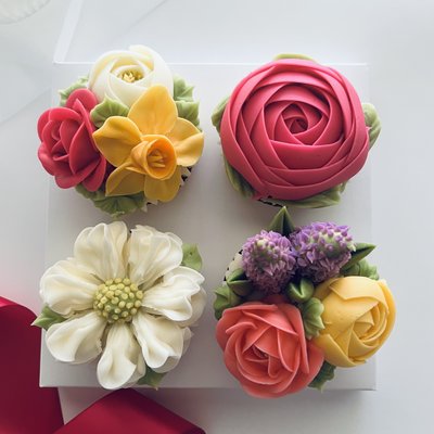 4ct Vanilla Floral Cupcakes
