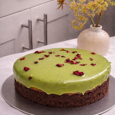 Dubai Pistachio Crunch - 8” Round Cake