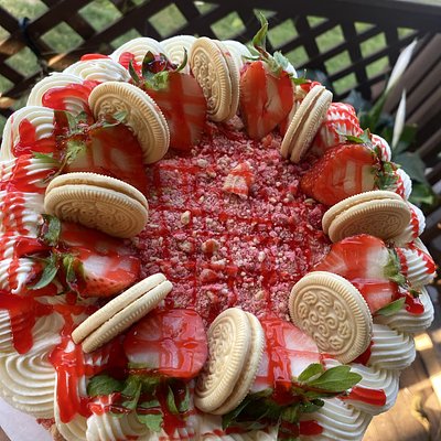 Strawberry crunch cake