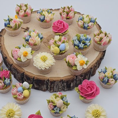 12 Easter Themed Mini Cupcakes
