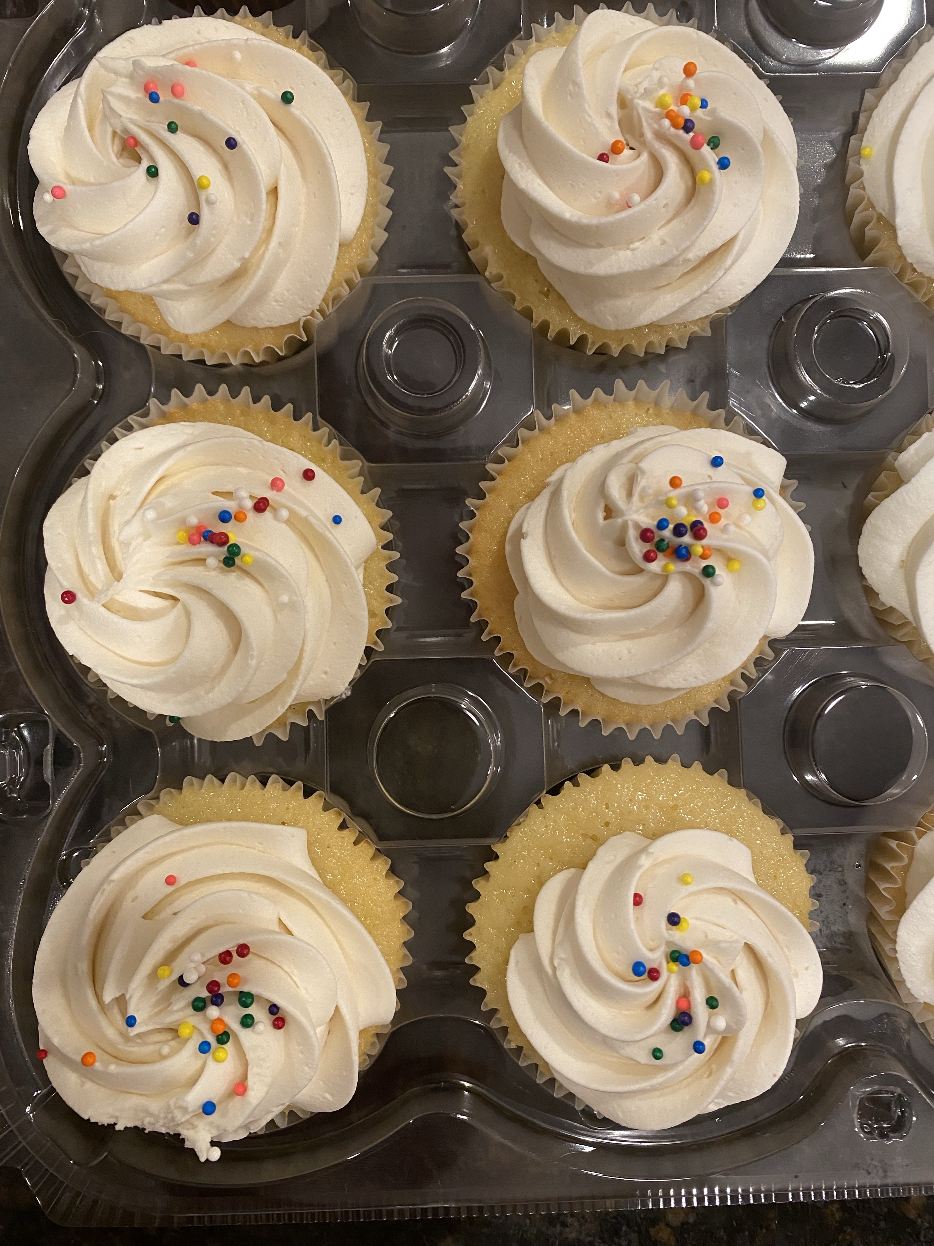 12 Vanilla Cupcakes