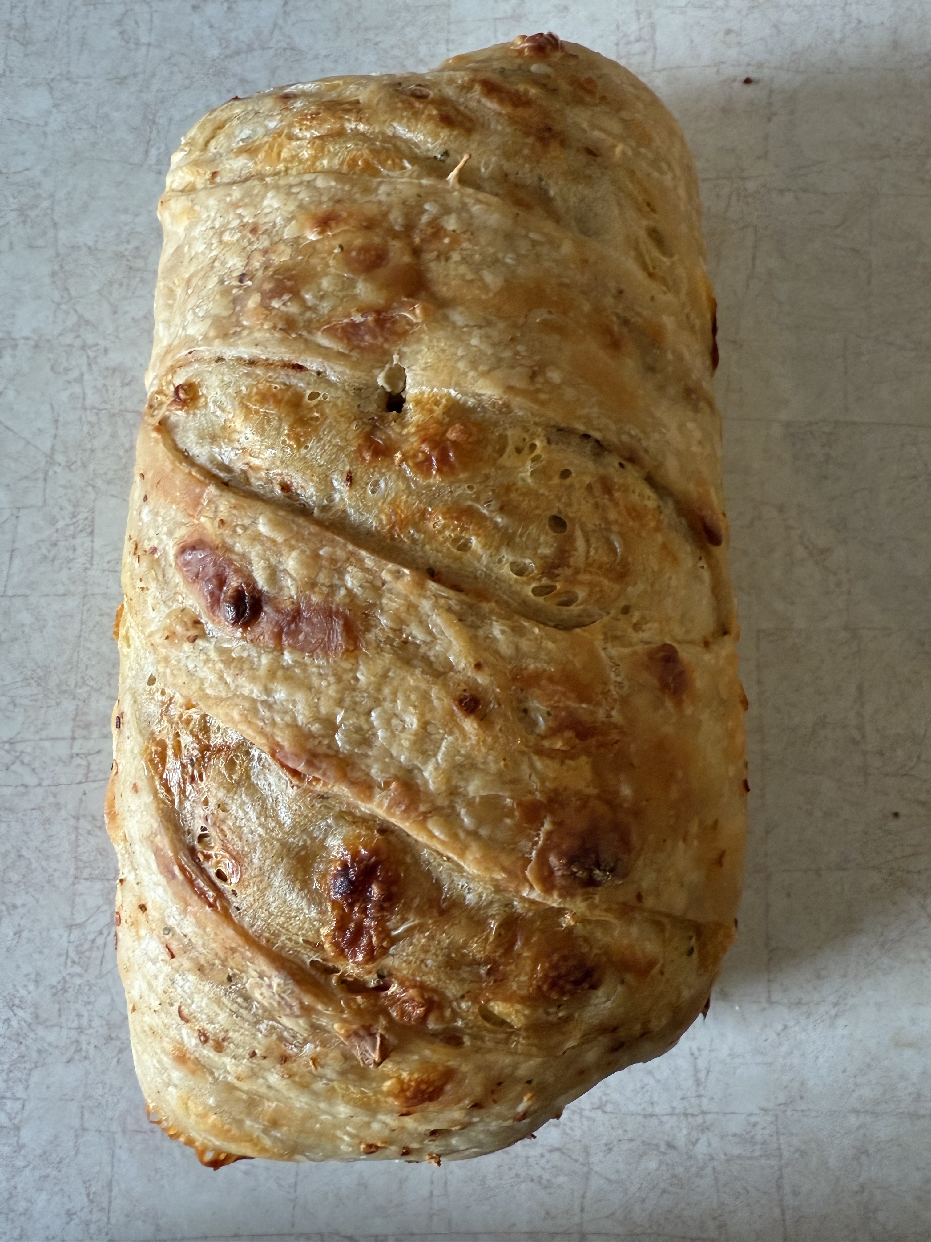 Red Jalapeño, Garlic & Smoked Gouda Loaf 