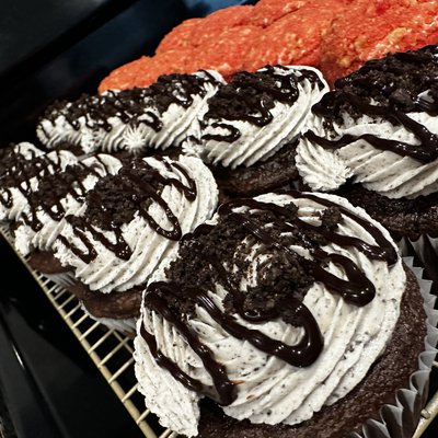 Chocolate Fudge Oreo Cupcakes - 6 Count 