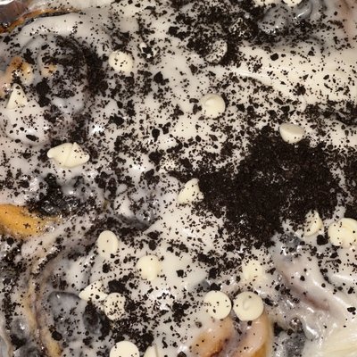 COOKIES & CREAM CINNAMON ROLL 