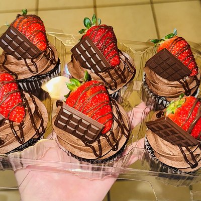 Add Strawberries To Cupcakes