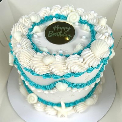Vintage Style Piped Cake
