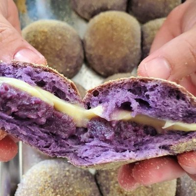 Ube cheese pandesal