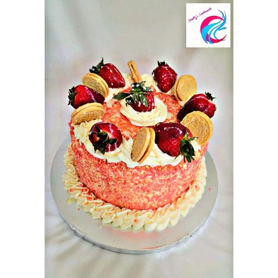 Strawberry Crunch Cake With Cheesecake 