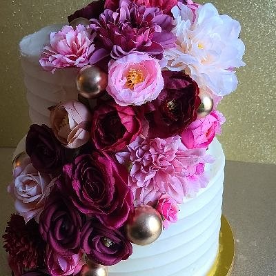 2 Tiered Cake 10in/12in Serves 55-60