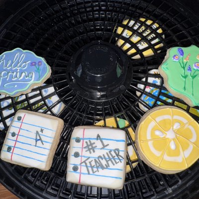 Decorated Sugar Cookies 6/12 Count (click “i” for more Info!)