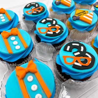 Fondant Topper Cupcakes 