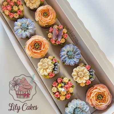 12 Boxed Floral Cupcakes🌷🌻🪻🌸