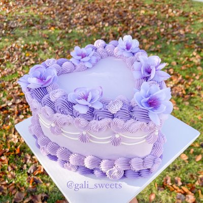 Vintage Heart Cake (Large 20-25 Servings) 