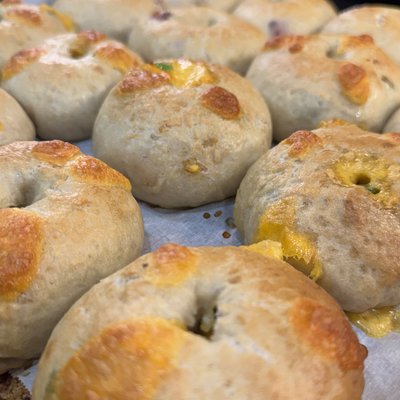 Jalapeño Cheddar Sourdough Bagels 8ct