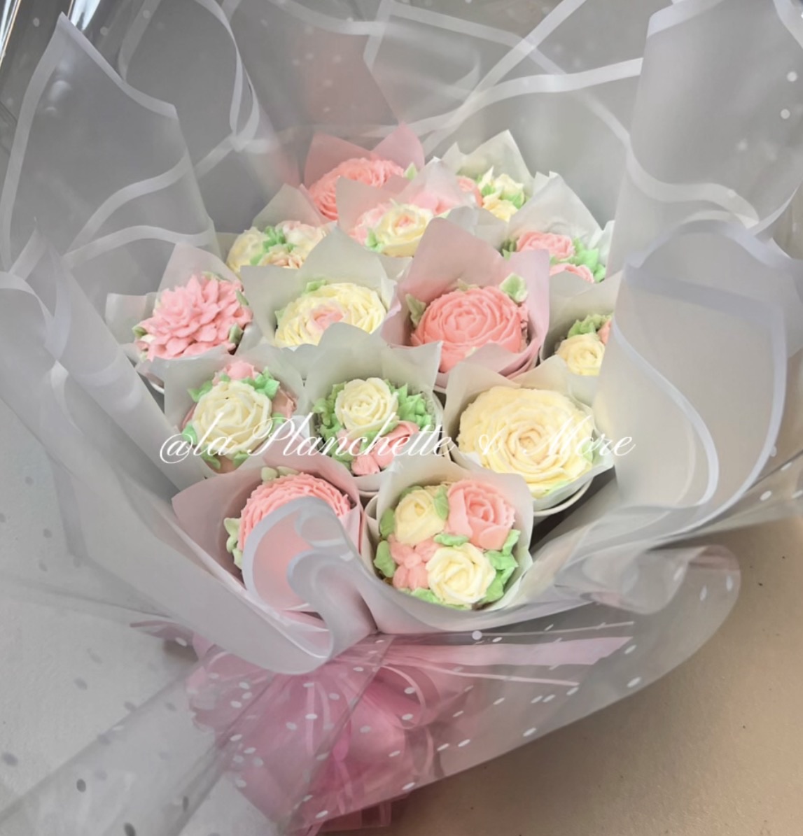 Gourmet Floral Cupcakes Bouquet (12 Cupcakes) With Buttercream Icing 
