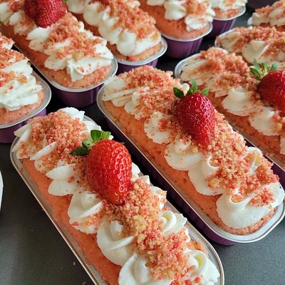Strawberry Crunch Cake 