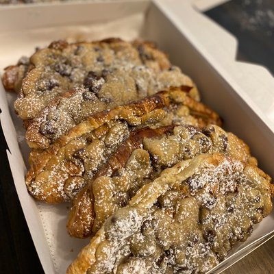 1/2 Dozen Chocolate Chip Crookies (Croissant Cookie)