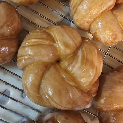 Glazed Donut Knots 4ct