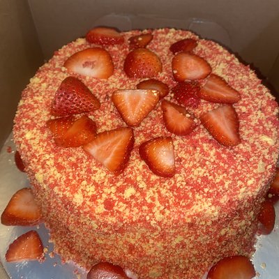Strawberry Crunch Cheesecake Cake 