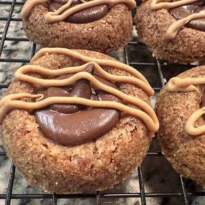 Peanut Butter Blossoms Cookies (12)