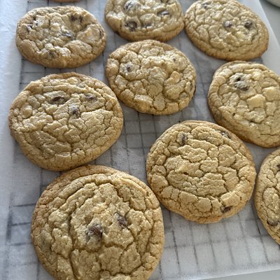 Chocolate And White Chunk Cookies 4-pack