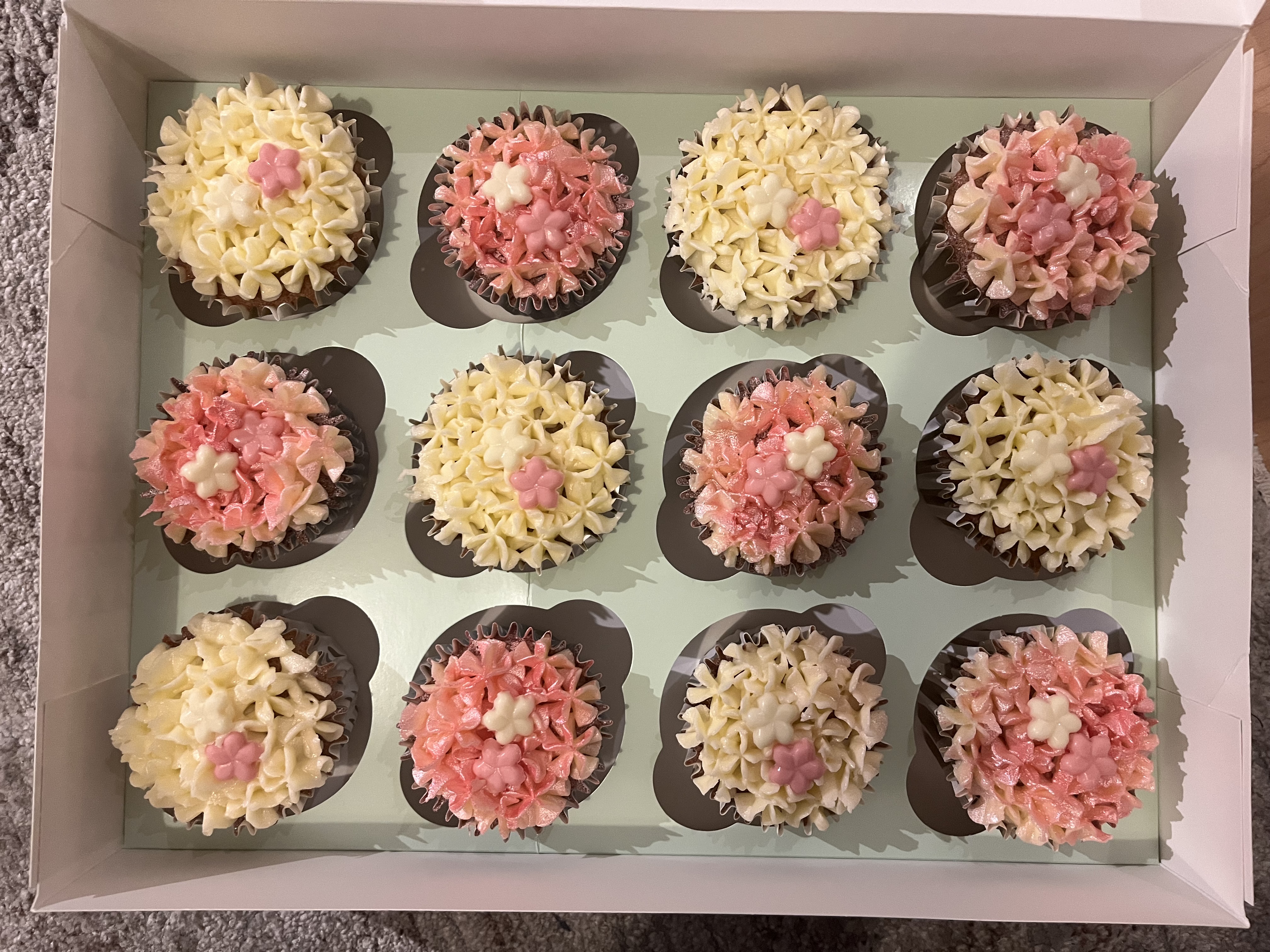 12 Vanilla Cupcakes With Buttercream