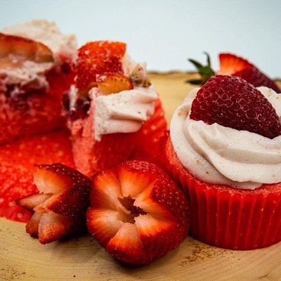 Strawberries N Cream Cupcakes, 1dz