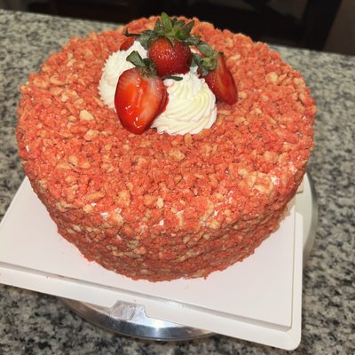 Strawberry Crunch Cake 