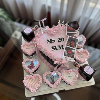 Cake board (2 Layer 6in Cake With 12 Cupcakes)