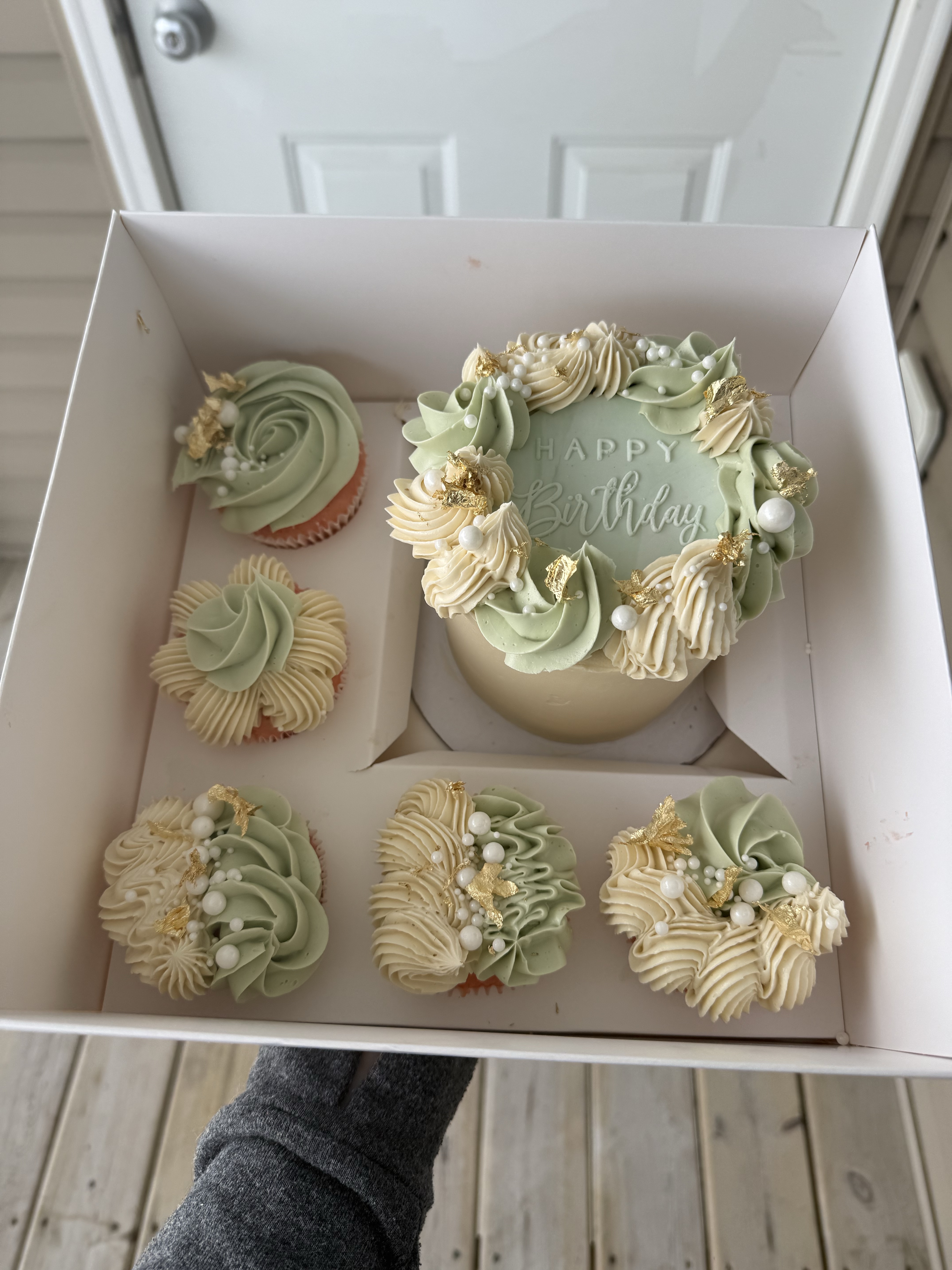 Bento Box With 5 Cupcakes