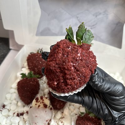 Red Velvet Cheescake Stuffed Strawberries 