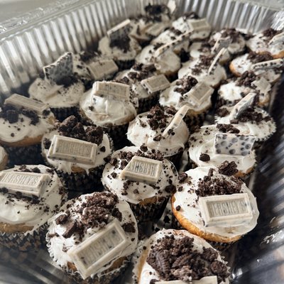 COOKIES N CREAM CUPCAKES